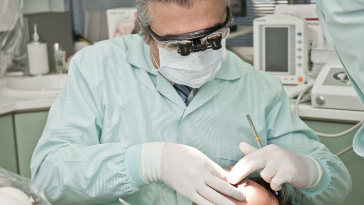 Jakie protezy stomatologiczne są dostępne na rynku?