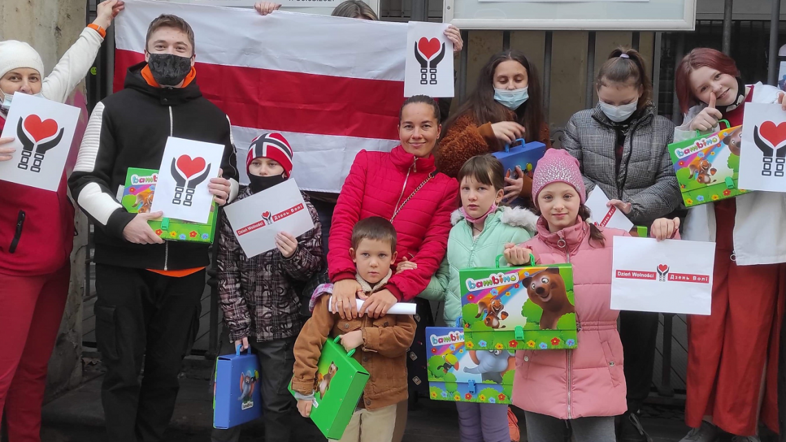 Uczestnicy społecznego projektu „Białoruś – Kobiety Nie Płaczą! ” obchodzą Dzień Wolności, wręczając prezenty dzieciom uchodźców z Białorusi