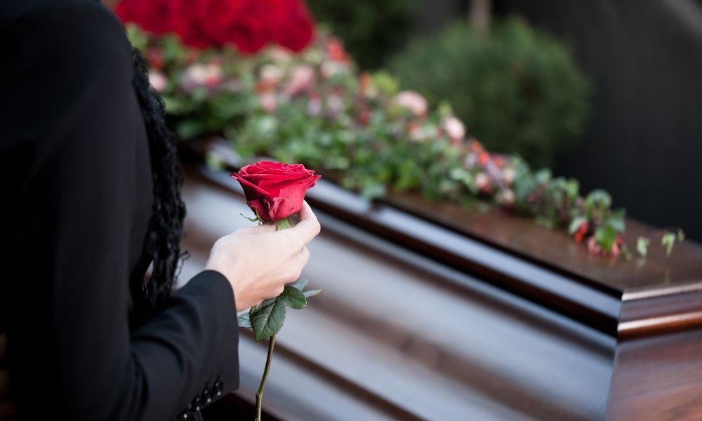 Jak krok po kroku zaplanować pogrzeb?