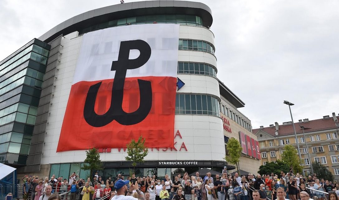 Największy znak Polski Walczącej naszyty na fladze – obchody godziny „W” na Pradze-Pólnoc