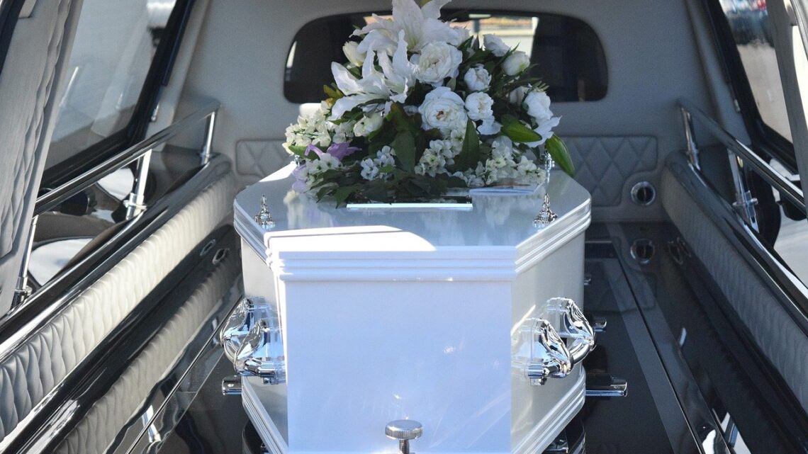 Ceremonia pogrzebowa – w czym pomoże wyspecjalizowany zakład pogrzebowy?