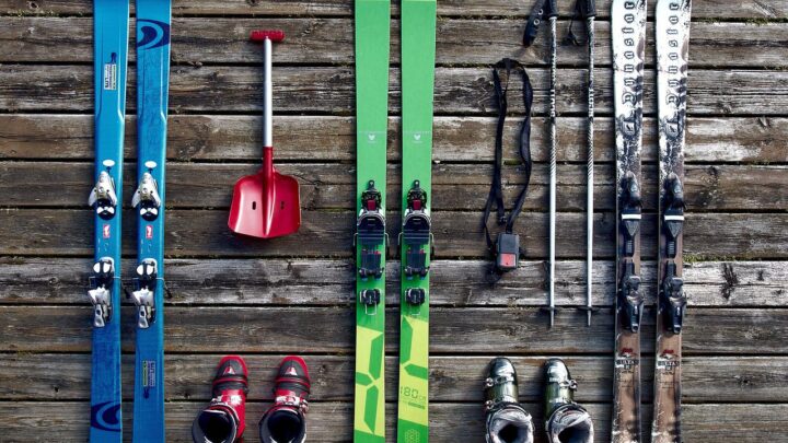 Dlaczego warto sprawdzać sklepy narciarskie również stacjonarnie?