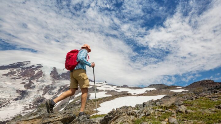 Zdobywanie szczytów górskich – jak przygotować się do wspinaczki i jakie szczyty są najpiękniejsze?